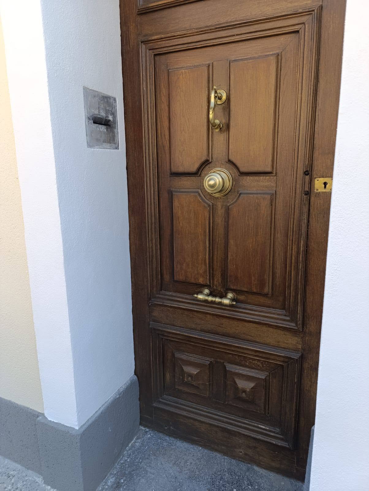Encadrement de porte après rénovation par Alban Rénovation