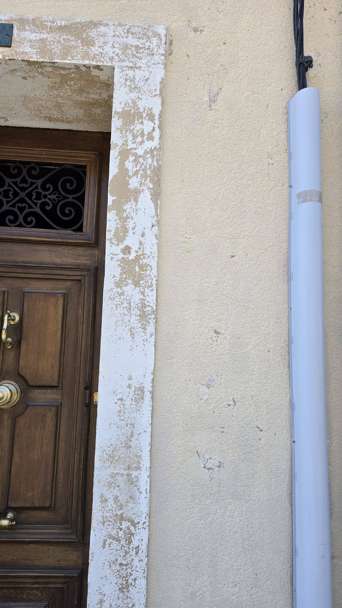 Encadrement de porte avant rénovation à Béziers